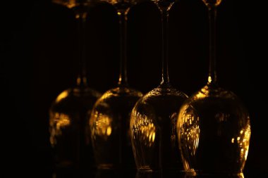 Siyah arkaplanda temiz camlar, yakın plan.