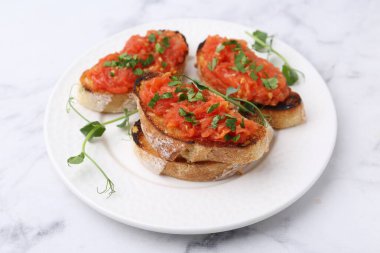 Beyaz mermer masada domatesli ve maydanozlu lezzetli ekmek, yakın plan.