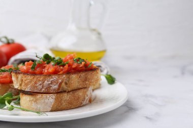 Beyaz mermer masada domatesli ve maydanozlu lezzetli ekmek, yakın plan. Metin için boşluk