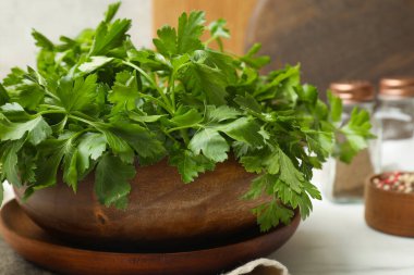 Taze maydanoz ve baharatlar beyaz masada, yakın plan.