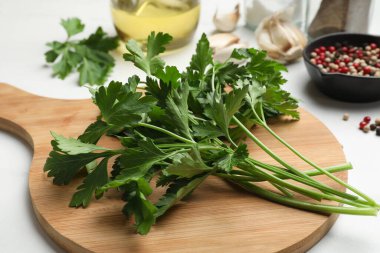 Taze maydanoz ve baharatlar beyaz masada, yakın plan.