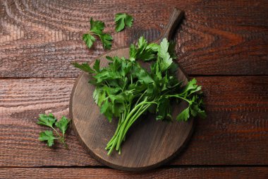 Tahta masada taze maydanoz, üst manzara.