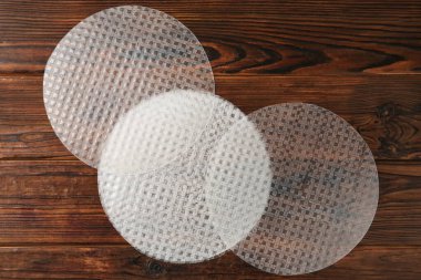 Yenebilir pirinç kağıtları ahşap masada, düz yerde.