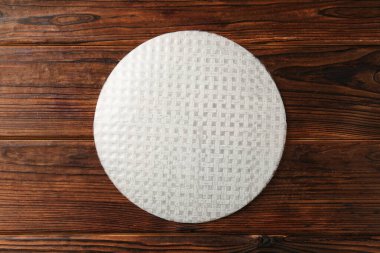 Ahşap masa üzerinde yenilebilir pirinç kağıdı yığını, üst manzara.