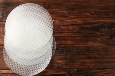 Ahşap masadaki yenilebilir pirinç kağıtları, üst manzara. Metin için boşluk