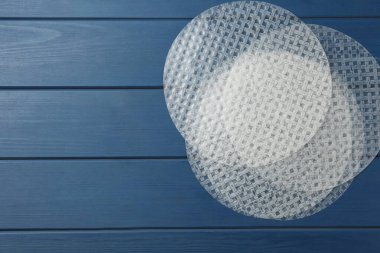 Mavi ahşap masadaki yenilebilir pirinç kağıtları, düz yatıyordu. Metin için boşluk