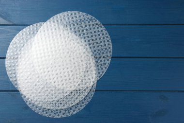 Mavi ahşap masadaki yenilebilir pirinç kağıtları, düz yatıyordu. Metin için boşluk