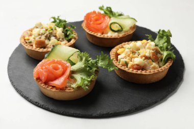 Beyaz masada nefis dolgulu turtalar, yakın plan.