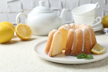 Lezzetli limonlu pasta, jöleli ve nane şekerli, açık dokulu masa, yakın plan.