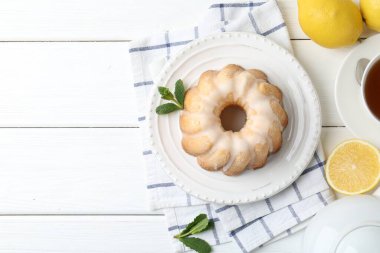 Lezzetli limonlu pasta, jöleli, nane ve narenciye meyveli beyaz ahşap masa, düz yatak. Metin için boşluk