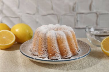 Lezzetli limonlu pasta, pudra şekerli ve narenciye meyveli.