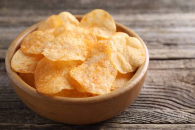 Tahta masada kasede patates cipsi, yakın plan.