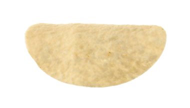Beyaza izole edilmiş lezzetli bir patates cipsi.