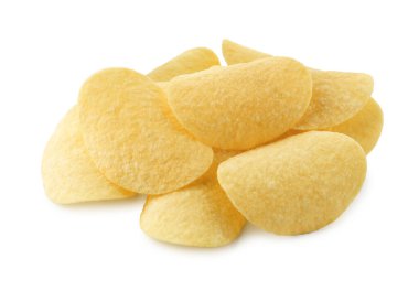 Beyaza izole edilmiş pek çok lezzetli patates cipsi.