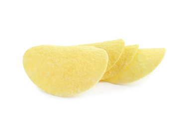 Beyaza izole edilmiş pek çok lezzetli patates cipsi.
