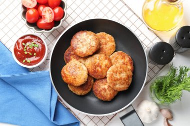 Lezzetli börekler, baharatlar, domatesler ve ketçap beyaz ahşap masa, düz yatıyordu.