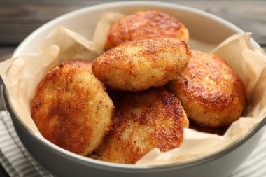 Lezzetli köfteler masada, yakından.