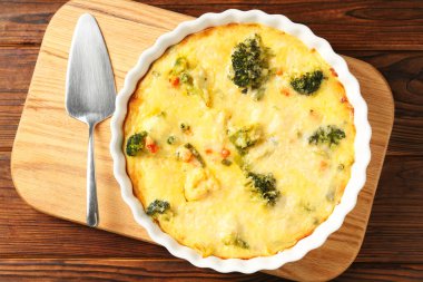 Lezzetli sebze güveci ve sunucu ahşap masada, üst manzara.