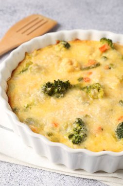 Işık masasında nefis sebze güveci, yakın plan.