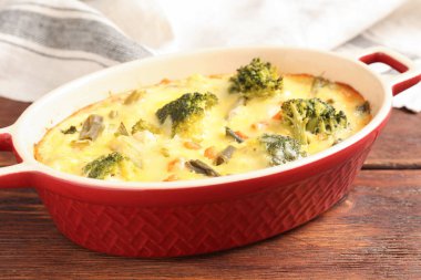 Ahşap masada nefis sebze güveci, yakın plan.