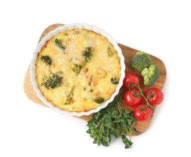 Lezzetli sebze güveci ve beyaza izole edilmiş malzemeler.