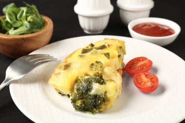 Siyah masada lezzetli sebze güveci ve domates, yakın plan.