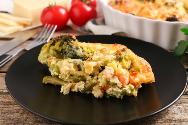 Ahşap masada lezzetli sebze güveci, yakın plan.