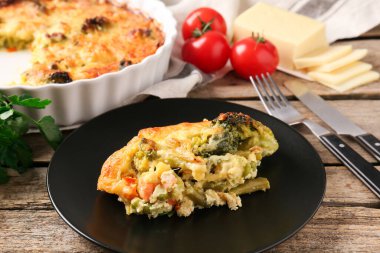 Ahşap masada lezzetli sebze güveci, yakın plan.