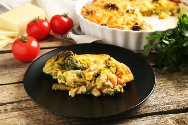 Ahşap masada lezzetli sebze güveci, yakın plan.