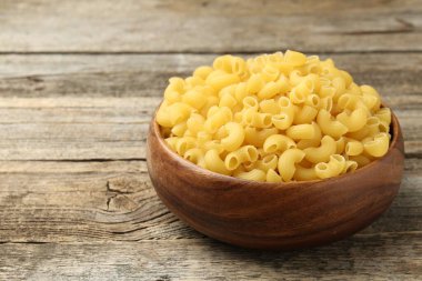 Tahta masadaki kasede çiğ boynuzlar, yakın plan.