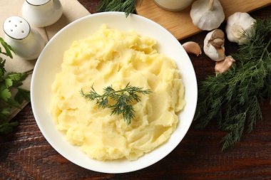 Tahta masada servis edilen dereotlu patates püresi.