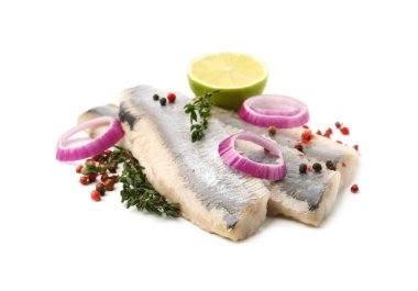 Kekikli marine edilmiş ringa filetosu, soğan halkaları, karabiber ve beyaz üzerine izole edilmiş limon.