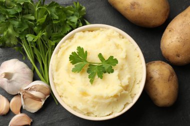 Maydanozlu patates püresi ve siyah masada sarımsak.