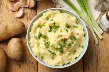 Tahta masada servis edilen yeşil soğanlı leziz patates püresi.