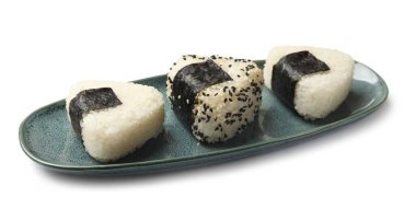 Pirinç topları (onigiri) beyaz üzerine izole edilmiş. Geleneksel Japon yemeği