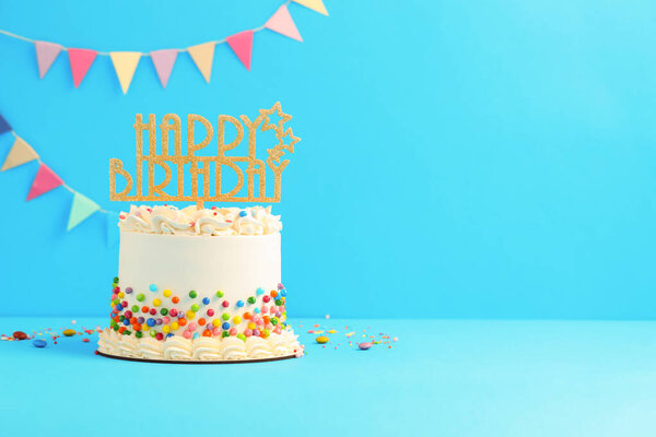 Вкусный торт бенто с цветным посыпанием и начинкой на светло-голубом столе. Пространство для текста