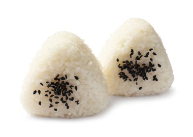 Pirinç topları (onigiri) beyaz üzerine izole edilmiş. Geleneksel Japon yemeği
