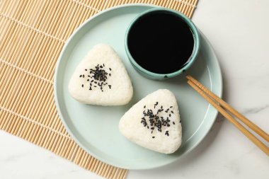 Pirinç topları (onigiri) ışık masasında servis edilir. Geleneksel Japon yemeği