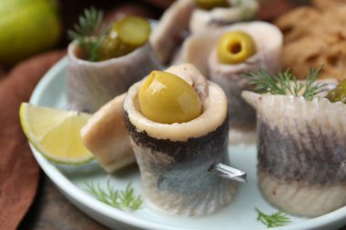 Zeytinli, turşulu ve dereotlu lezzetli ringa dürümleri.