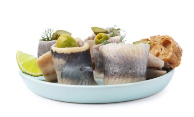 Zeytin, turşu, dereotu ve ekmek parçalı lezzetli ringa dürümleri beyaza izole edilmiş.