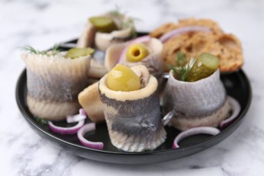 Zeytinli, turşulu, dereotlu, soğanlı ve ekmeksiz nefis ringa balıkları.