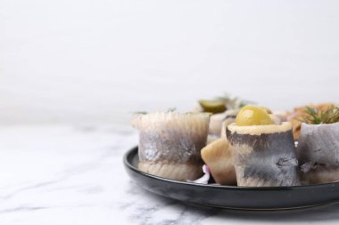 Zeytinli, turşulu ve dereotlu nefis ringa balıkları, yakın plan. Metin için boşluk