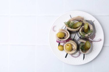 Zeytinli, turşulu, dereotlu ve soğanlı nefis ringa dürümleri. Metin için boşluk