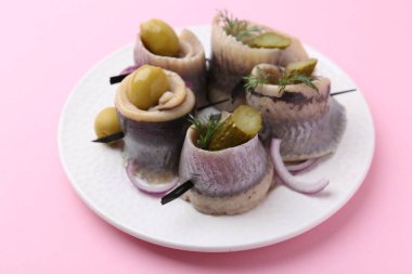 Zeytinli, turşulu, dereotlu ve soğanlı lezzetli ringa balıkları, yakın plan.