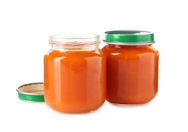 Bebek maması. Cam kavanozlardaki lezzetli püre beyaza izole edilmiş.