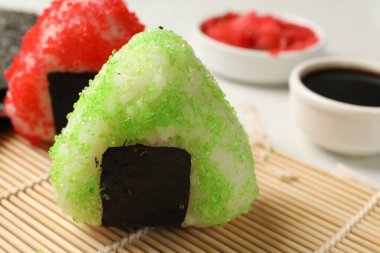 Lezzetli tobiko onigiri (Japon pirinç topları) ışık masasında servis edilir.