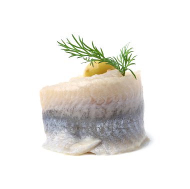 Beyaz arka planda zeytinli ve dereotlu lezzetli ringa rulosu