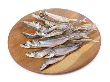 Kurutulmuş tuzlu eritilmiş balık, beyaz üzerine izole edilmiş.