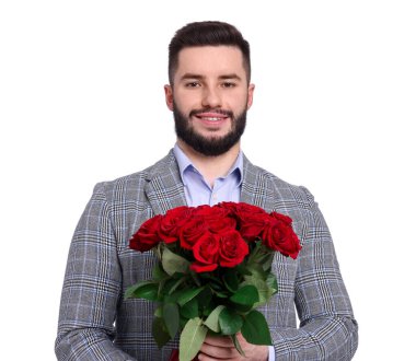 Beyaz arka planda kırmızı gül buketi olan mutlu adam.