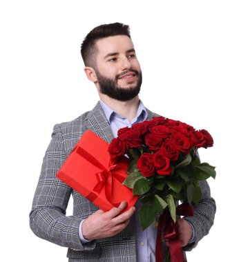 Kırmızı gül buketi ve beyaz arka planda hediye kutusu olan mutlu bir adam.